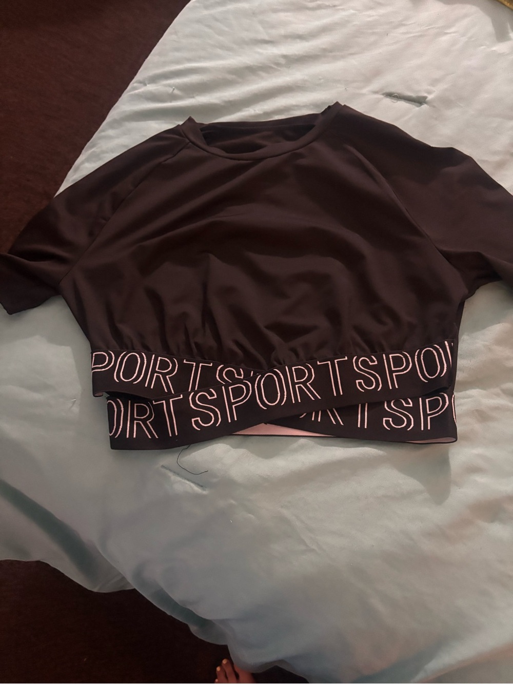 Cropped Active Top with SPORT Elastic Waistband - in black